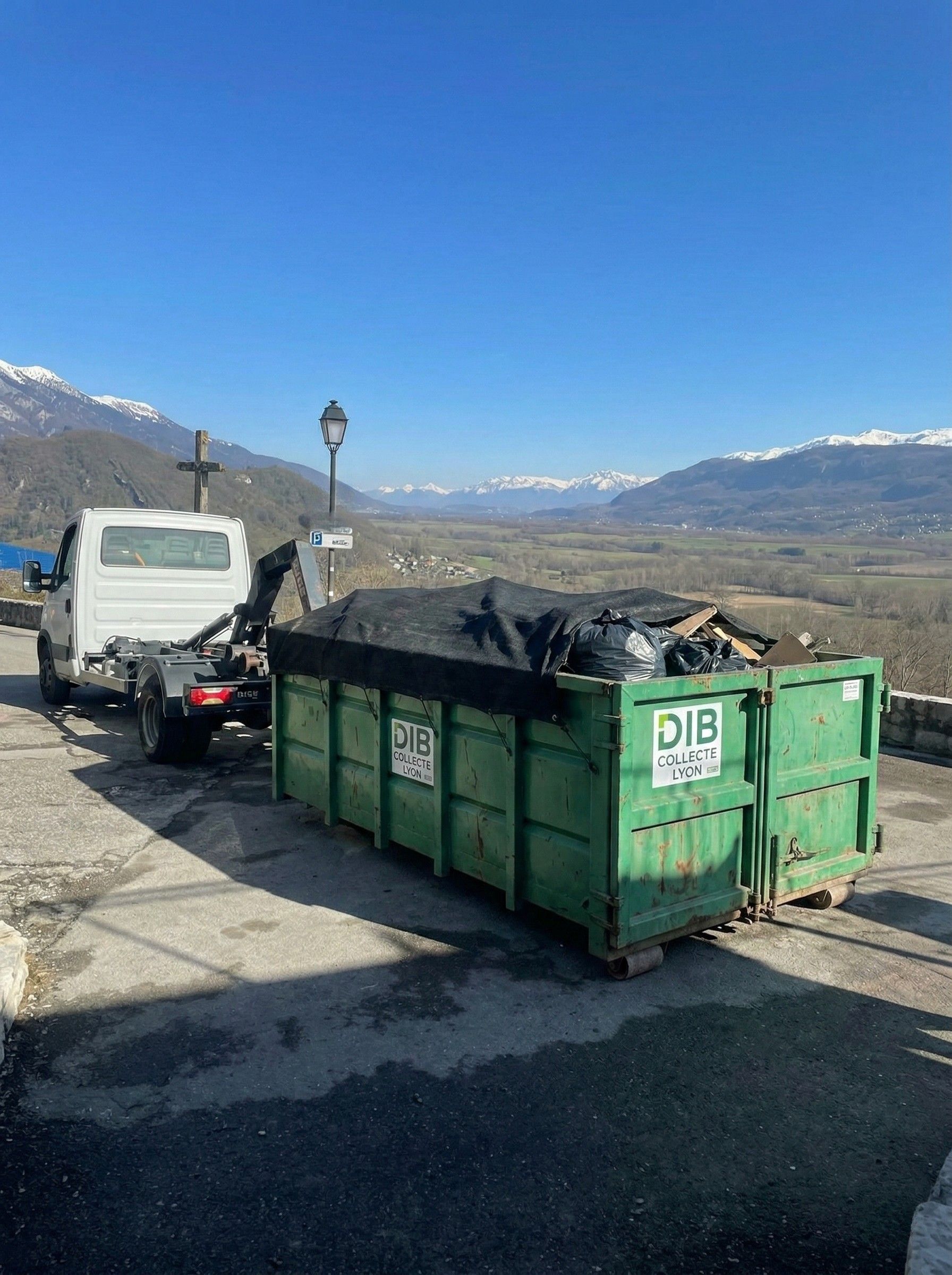 Benne déposée sur chantier